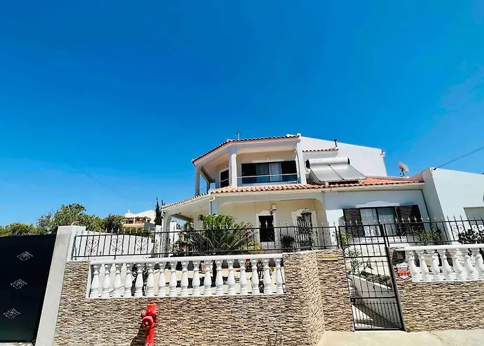 Charming 5 Bed Private Villa - Quarteira
