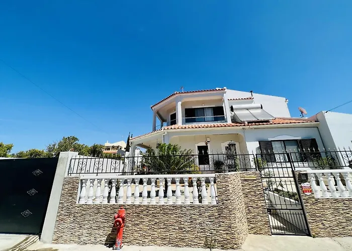 Charming 5 Bed Private Villa - Quarteira