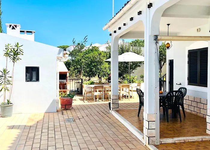 Charming 5 Bed Private Villa - Quarteira